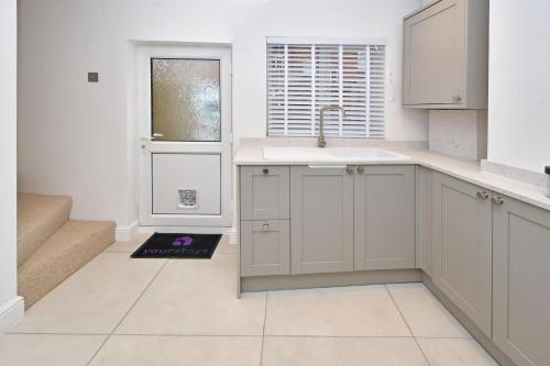 кухня, Chapel House by YourStays - Two bed cottage in Market Town of Sandbach, high end finish in Сендбеч