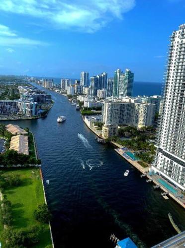 BeachWalk Studio B Apmt 2 Beds, amazing view in Hallandale Beach, USA