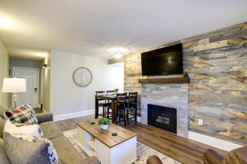 Gatlinburg Condo with Smoky Mtn Views Walk to Dwtn! in Gatlinburg, USA