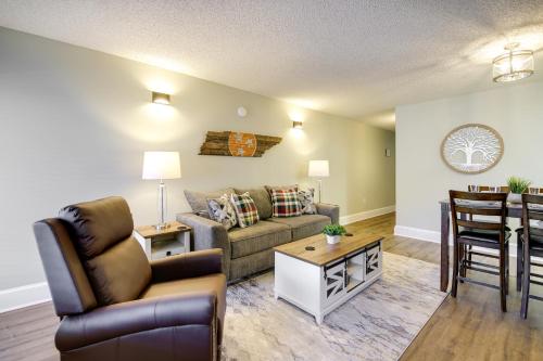 Gatlinburg Condo with Smoky Mtn Views Walk to Dwtn! in Gatlinburg, USA