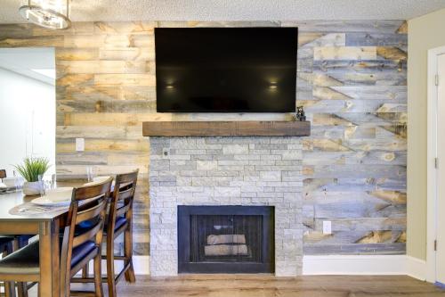 Gatlinburg Condo with Smoky Mtn Views Walk to Dwtn! in Gatlinburg, USA