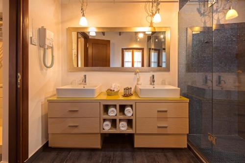 Exclusive Suite (1-4 Adults) with Private Terrace image 7