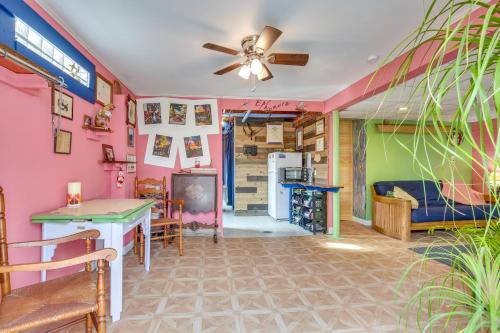 Charming Kansas City Studio with Fire Pit! in Kansas City, USA