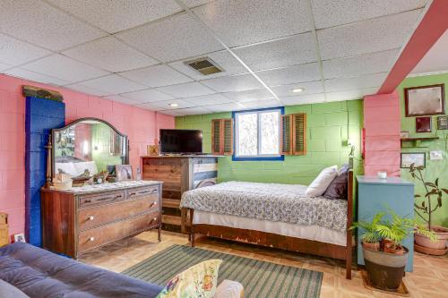 Charming Kansas City Studio with Fire Pit! in Kansas City, USA