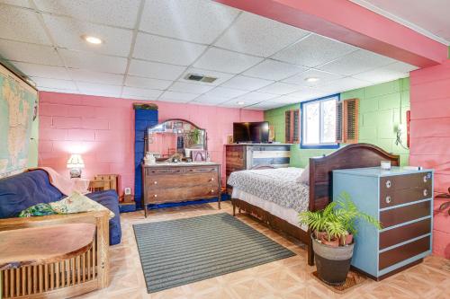 Charming Kansas City Studio with Fire Pit! in Kansas City, USA