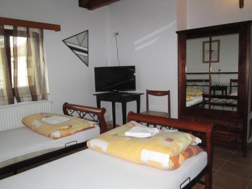 3 twin beds