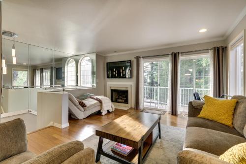 Lake Oswego Home with Deck 9 Mi to Downtown Portland