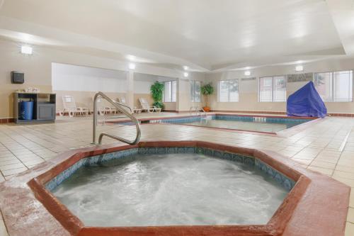 Country Inn & Suites by Radisson, Columbia, MO