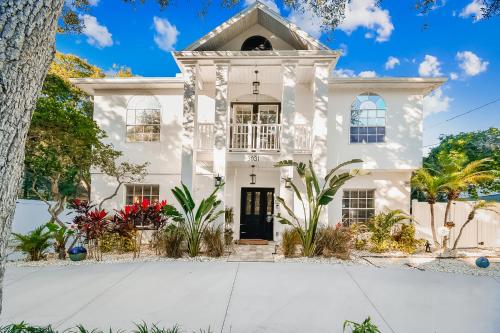 Ideal for Groups! Sleeps 14, Pool, Spa Near Downtown thumb 2
