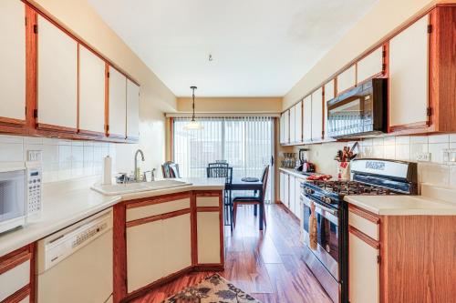 Hanover Park Townhome with Grill 36 Mi to Chicago! in Hanover Park, USA