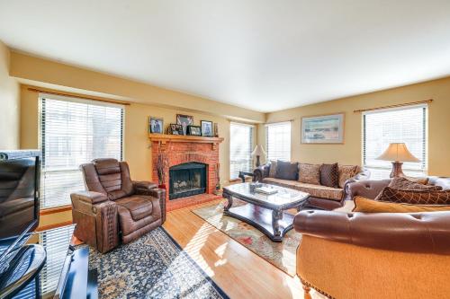 Hanover Park Townhome with Grill 36 Mi to Chicago! in Hanover Park, USA