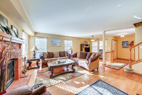 Hanover Park Townhome with Grill 36 Mi to Chicago! in Hanover Park, USA