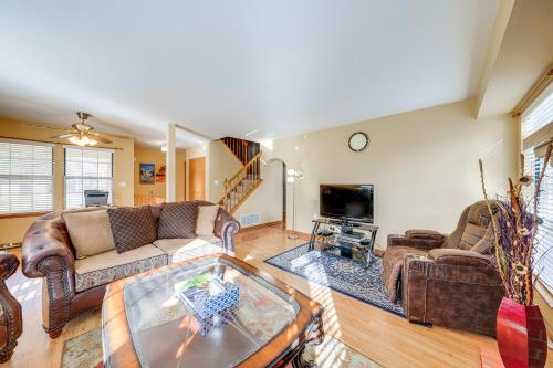 Hanover Park Townhome with Grill 36 Mi to Chicago! in Hanover Park, USA