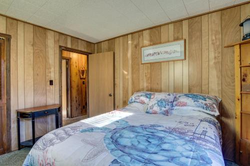 Cozy Markesan Cabin about 2 Mi to Green Lake Access! in Green Lake, USA