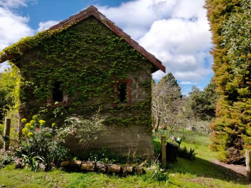 Hideaway Farmlet Romantic Cottage with Miniature Goats