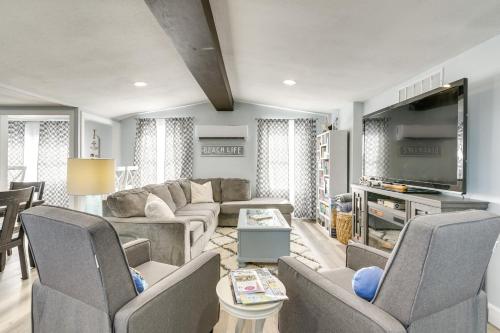 Galveston Getaway with Shared Yard, Walk to Seawall!