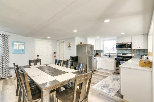 Galveston Getaway with Shared Yard, Walk to Seawall! in Galveston, USA