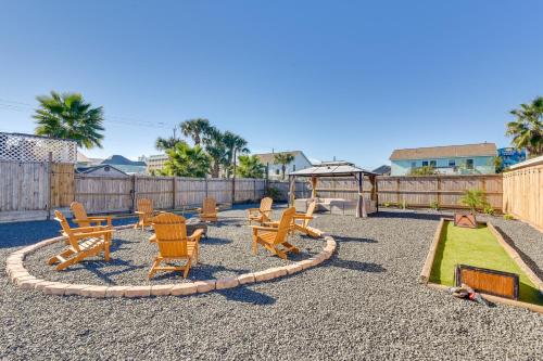 Galveston Getaway with Shared Yard, Walk to Seawall! in Galveston, USA