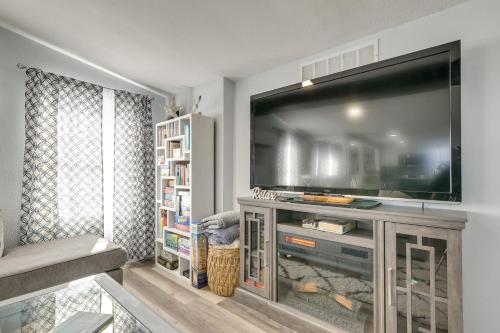Galveston Getaway with Shared Yard, Walk to Seawall! in Galveston, USA
