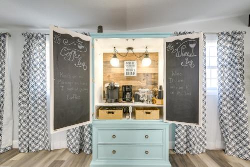 Galveston Getaway with Shared Yard, Walk to Seawall! in Galveston, USA
