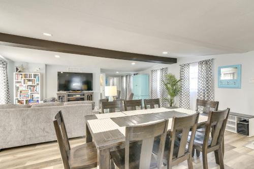 Galveston Getaway with Shared Yard, Walk to Seawall! in Galveston, USA
