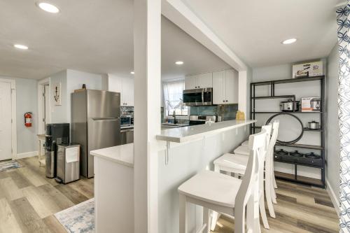 Galveston Getaway with Shared Yard, Walk to Seawall! in Galveston, USA