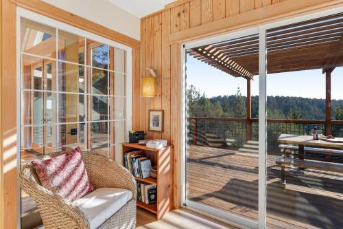 Expansive retreat with ridge top views & hot tub in Little River (CA)
