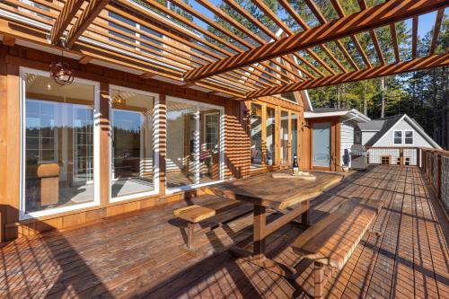 Expansive retreat with ridge top views & hot tub in Little River (CA)