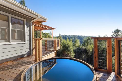 Expansive retreat with ridge top views & hot tub in Little River (CA)