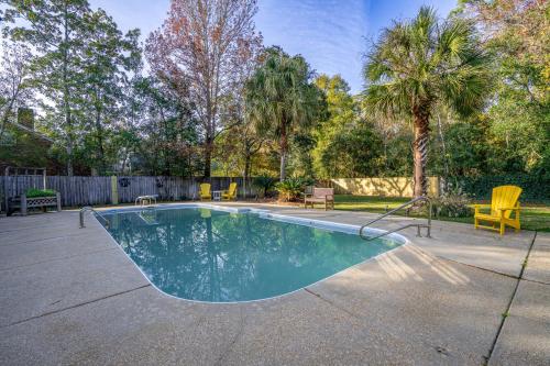 Yellow Adirondack Hideaway in Gulfport, USA