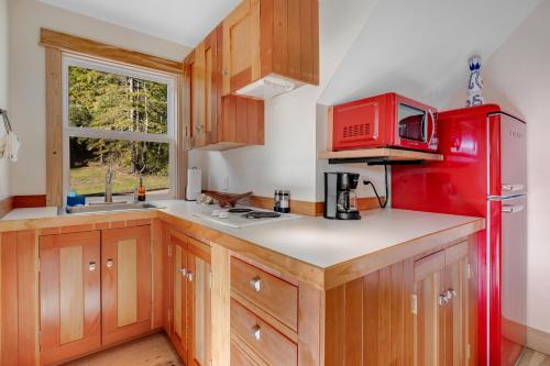 Albion Getaway - Ridge Views Hiking & Game Lounge in Little River (CA)