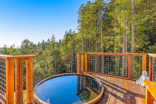 Stunning 3BR with ridge top views and hot tub in Little River (CA)