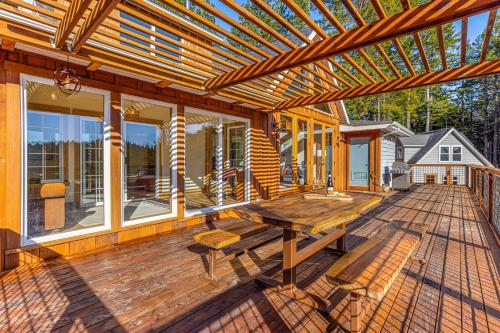 Stunning 3BR with ridge top views and hot tub in Little River (CA)