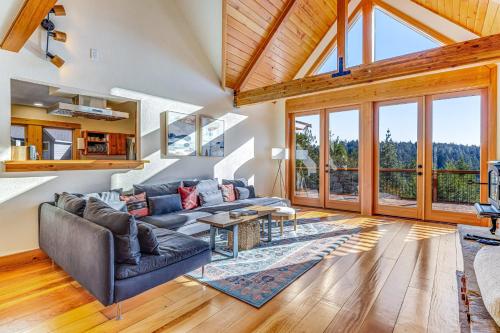 Stunning 3BR with ridge top views and hot tub in Little River (CA)