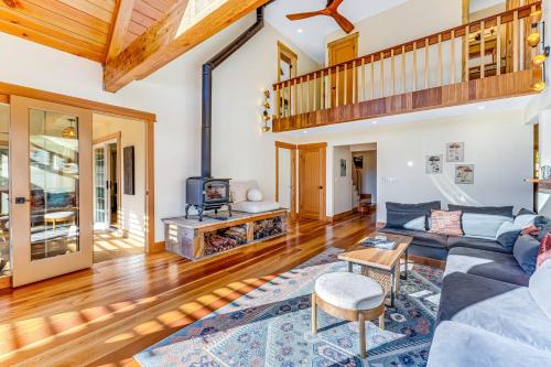 Stunning 3BR with ridge top views and hot tub in Little River (CA)