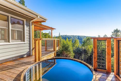 Stunning 3BR with ridge top views and hot tub in Little River (CA)