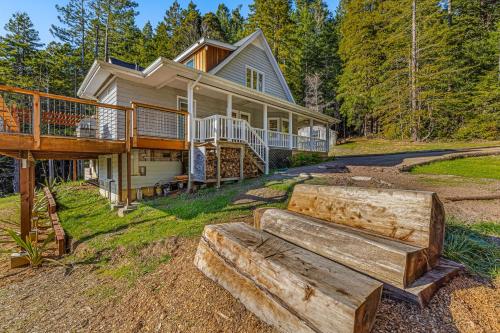 Stunning 3BR with ridge top views and hot tub in Little River (CA)