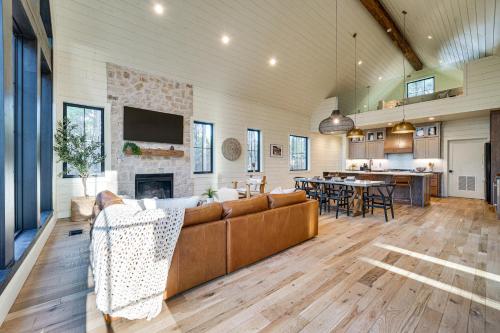Luxury Broken Bow Cabin with Hot Tub on 3 Acres! in Broken Bow, USA