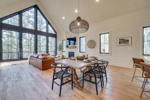 Luxury Broken Bow Cabin with Hot Tub on 3 Acres! in Broken Bow, USA