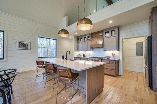 Luxury Broken Bow Cabin with Hot Tub on 3 Acres! in Broken Bow, USA