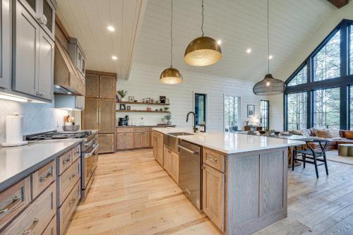 Luxury Broken Bow Cabin with Hot Tub on 3 Acres! in Broken Bow, USA