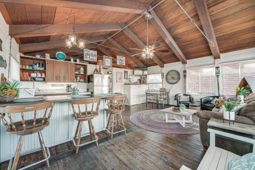 Kimberling City Cabin 5 Min Walk to Lake in Kimberling City, USA