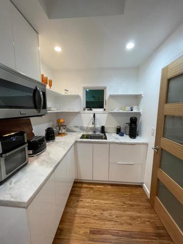 Spacious Resort Getaway @ Echo Park Ranch - Luxury indoor/ outdoor home steps from Sunset Blvd, Echo Park Lake, Dodgers Stadium, Los Angeles (photo 6)