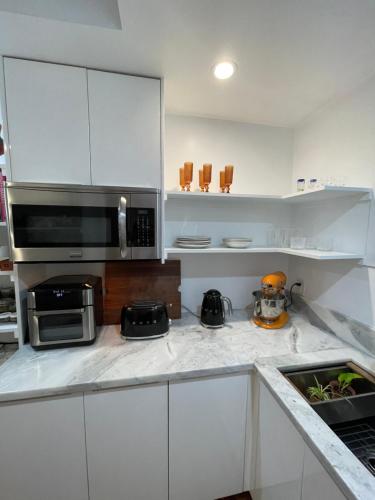 Spacious Resort Getaway @ Echo Park Ranch - Luxury indoor/ outdoor home steps from Sunset Blvd, Echo Park Lake, Dodgers Stadium, Los Angeles (photo 5)