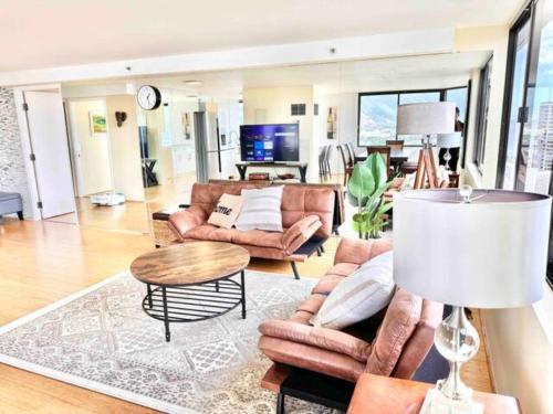 Penthouse Waikiki Panorama Ocean/Mountain Views thumb 3