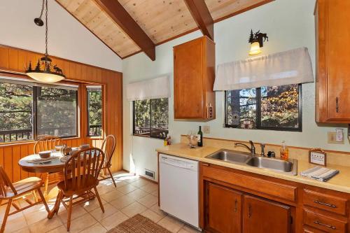 Everwood Serenity Treehouse onTrail head/Sledding in Big Bear Lake, USA