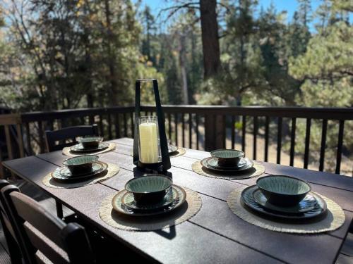 Everwood Serenity Treehouse onTrail head/Sledding in Big Bear Lake, USA