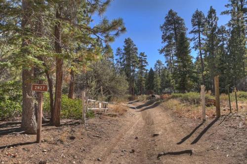 Everwood Serenity Treehouse onTrail head/Sledding in Big Bear Lake, USA