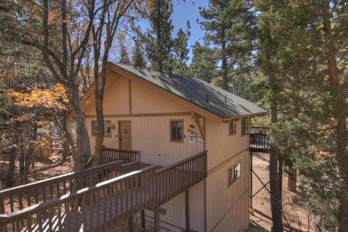 Everwood Serenity Treehouse onTrail head/Sledding in Big Bear Lake, USA