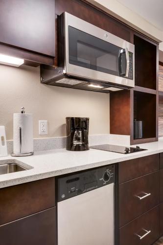 Kitchen, Towneplace Suites by Marriott Tehachapi in Tehachapi (CA)